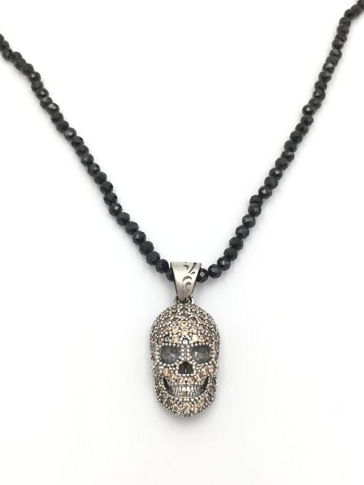 Silberner Totenkopf-Anhänger, besetzt mit Zirkonen und Onyx-Kette.