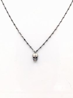 Colgante de plata con pequeña calavera