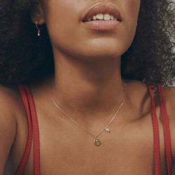 Anhänger aus vergoldetem Sterlingsilber mit Medaille und Perle