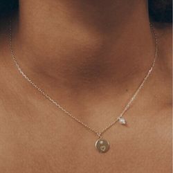 Anhänger aus vergoldetem Sterlingsilber mit Medaille und Perle