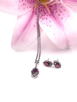 Colgante Elegant de plata de ley Square Garnet