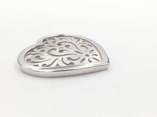 Feiner Silberanhänger mit durchbrochenem Herz.