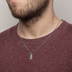 Langer Silberanhänger mit durchbrochenem Schlüssel