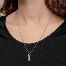 Langer Silberanhänger mit durchbrochenem Schlüssel