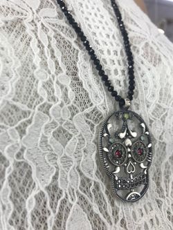 Langer Raive-Schädel-Laubsägearbeit-Anhänger