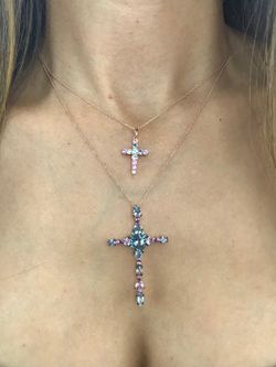 Rosa silbernes Kreuz mit farbigen Kristallen