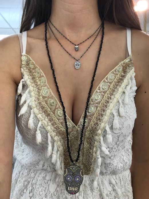 Kurzer silberner Anhänger in Form eines Totenkopfes mit Zirkonen besetzt.