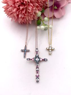 Rosa silbernes Kreuz mit farbigen Kristallen