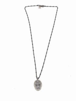 Kurzer silberner Anhänger in Form eines Totenkopfes mit Zirkonen besetzt.