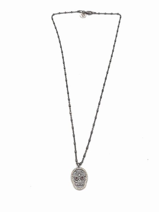 Kurzer silberner Anhänger in Form eines Totenkopfes mit Zirkonen besetzt.