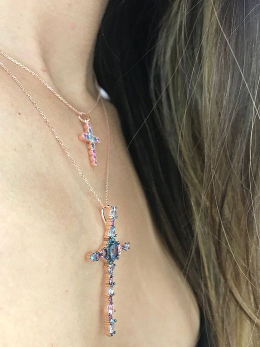 Rosa silbernes Kreuz mit farbigen Kristallen