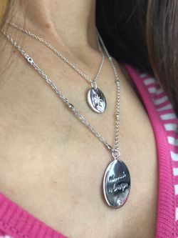 Rhodinierter Silberanhänger mit dem Spruch "My mom is the best"