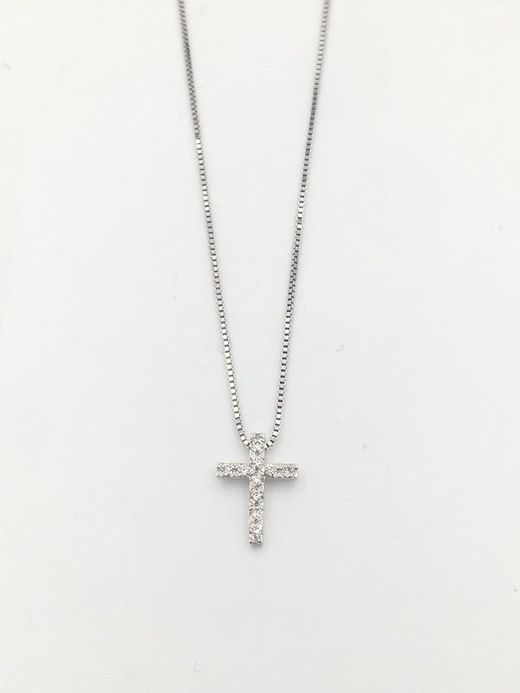 Croix avec chaîne en or blanc et diamants