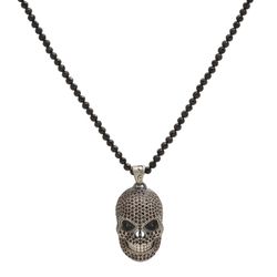 Spektakulärer Anhänger mit einem mit schwarzen Zirkonen besetzten Totenkopf und einer Schnur aus Onyx.