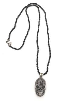 Spektakulärer Anhänger mit einem mit schwarzen Zirkonen besetzten Totenkopf und einer Schnur aus Onyx.