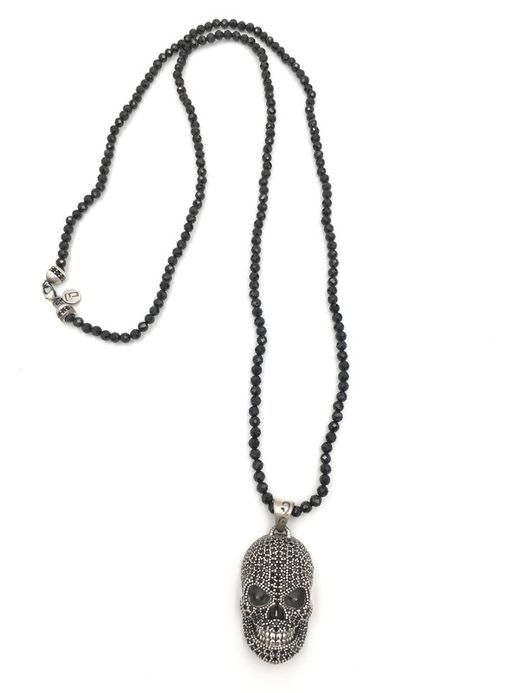 Spektakulärer Anhänger mit einem mit schwarzen Zirkonen besetzten Totenkopf und einer Schnur aus Onyx.