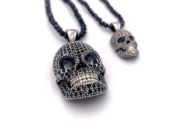 Spektakulärer Anhänger mit einem mit schwarzen Zirkonen besetzten Totenkopf und einer Schnur aus Onyx.