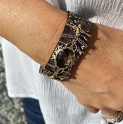 Espectacular pulsera con stamping serpiente y cuarzo fume