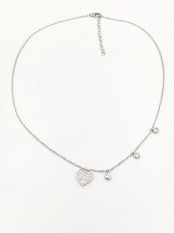 Silberkette mit Herz und Zirkonen.