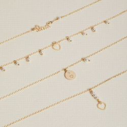 Vergoldeter Halsreif aus Sterlingsilber mit Perlen und durchbrochenem Herz