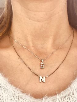 Iniciales de plata rodiada con circonitas engastadas