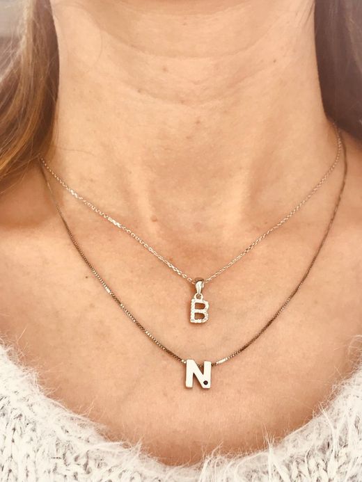 Iniciais em prata ródio cravejadas com safira