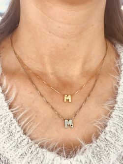 Iniciais em prata ródio cravejadas com safira