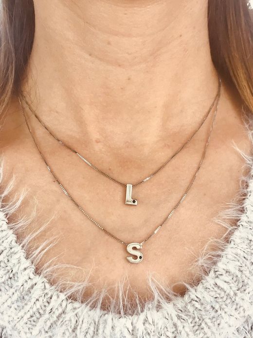 Iniciais em prata ródio cravejadas com safira