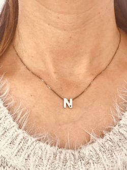 Iniciais em prata ródio cravejadas com safira