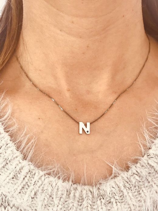 Iniciais em prata ródio cravejadas com safira