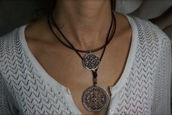 Medallon Top Silver de plata con circonitas brown y cava con seda ajustable