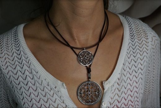 Medallon Top Silver de plata con circonitas brown y cava con seda ajustable