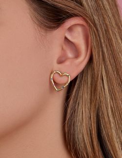 Vergoldeter Silberohrring in Form eines Herzens mit farbigen Zirkonen