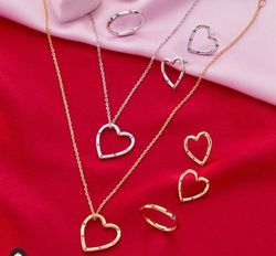 Boucle d'oreille en argent en forme de cœur avec zircons colorés