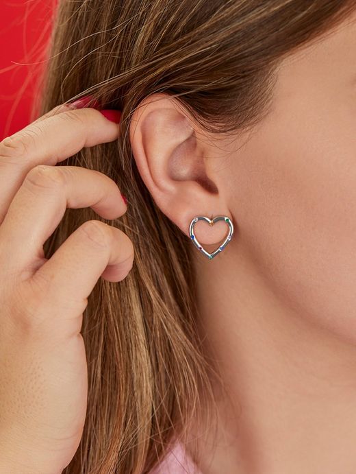 Boucle d'oreille en argent en forme de cœur avec zircons colorés