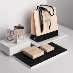 Versilberte Ohrringe mit grünem Swarovski®-Kristall