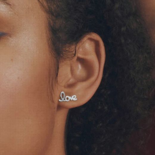 Silberne Ohrringe mit Liebe und Perle