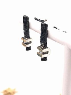 Brincos tronco em prata de lei com brilhante