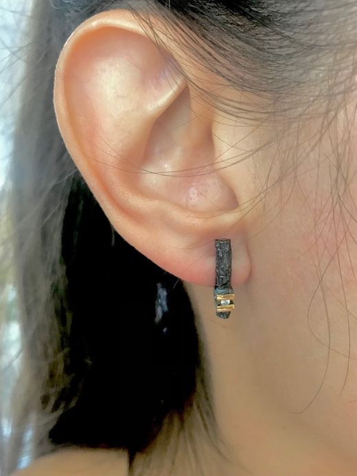 Brincos tronco em prata de lei com brilhante