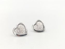 Pendientes Finor de plata con forma de corazón.