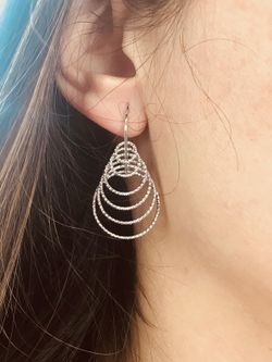 Lange Ohrringe mit Creolen in Diamantsilber