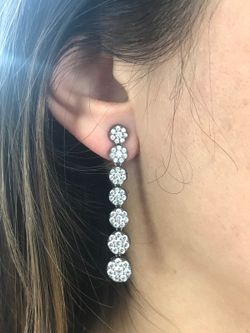 Lange Damenohrringe in Silber und Ruthenium plattiert und mit Zirkonen