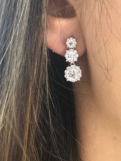 Três brincos brancos