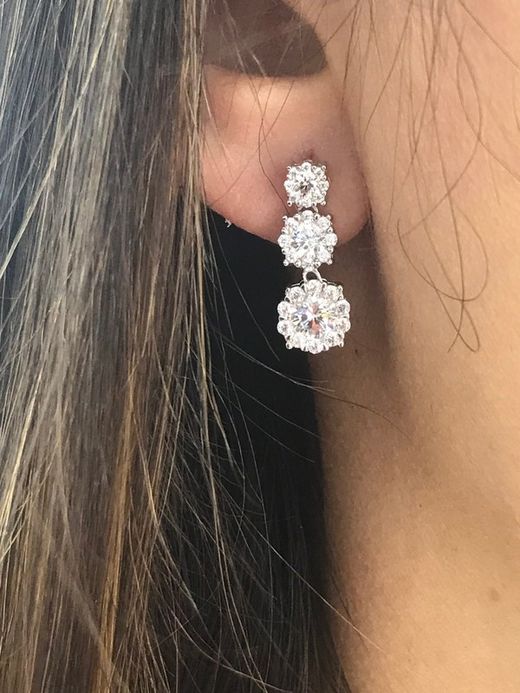 Três brincos brancos