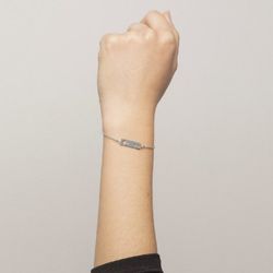 Silbernes Armband mit durchbrochenem Herz und Schlüssel