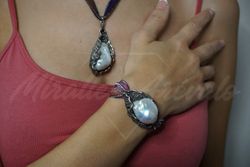 Armband aus gealtertem Silber mit zentraler Perle und Naturseide