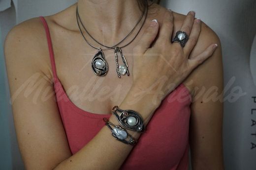 Espetacular pulseira labruixeta em prata com pérola e turmalina