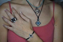 Pulseira de prata envelhecida em forma de cruz em prata com zircões e nylon