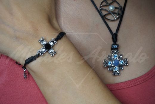 Pulseira de prata envelhecida em forma de cruz em prata com zircões e nylon