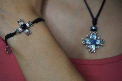 Pulsera Top Silver plata envejecida con forma de cruz con piedra natural y nylon